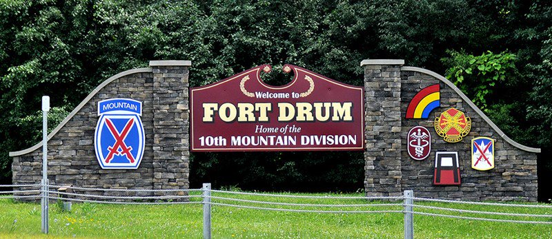 Fort_Drum_sign_-_wb