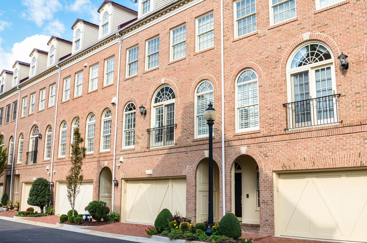 row of luxury apartments in Alexandria VA